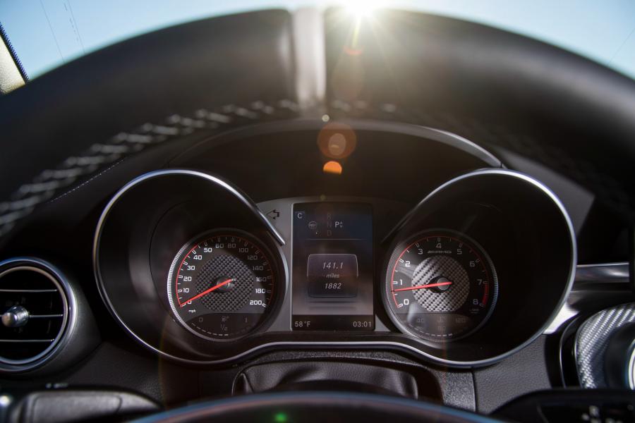 Панель приборов Mercedes-AMG C63 S Cabriolet 2016 года  (NA) (фото 23 из 27)